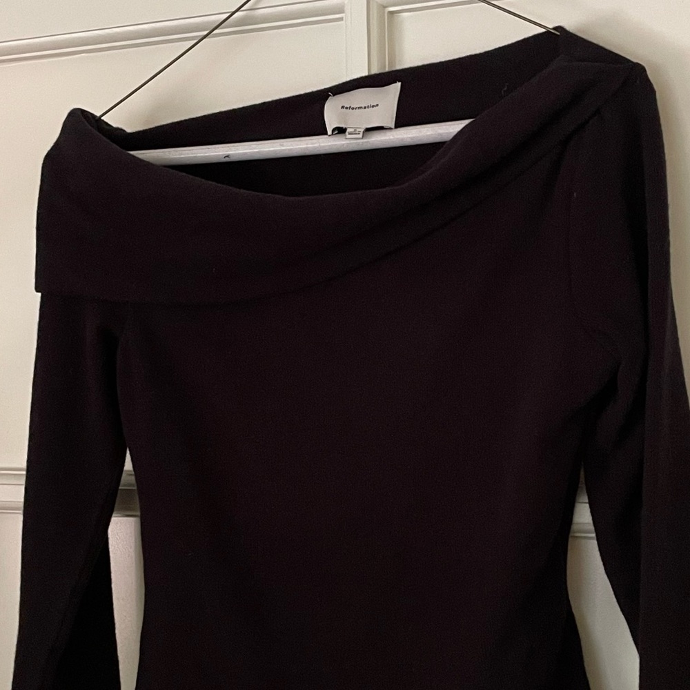 Elegant Black Off-Shoulder Top - Picture 4 of 4